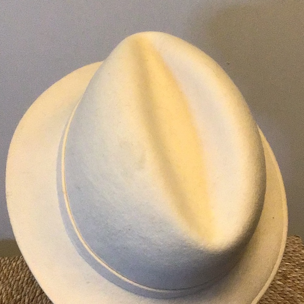 Ivory wool fedora with small Petersham accent on side bow, good condition. - Picture 4 of 5